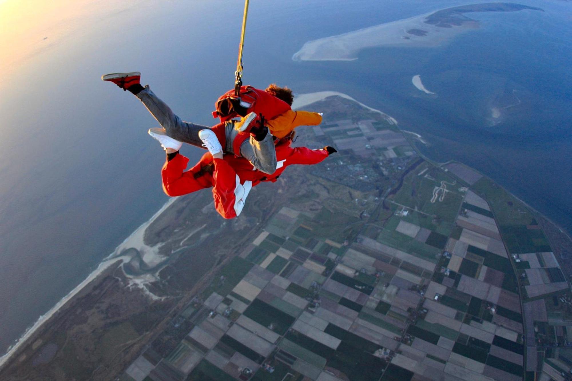Het Eilandhotel De Cocksdorp  Exterior foto Tandem skydiving