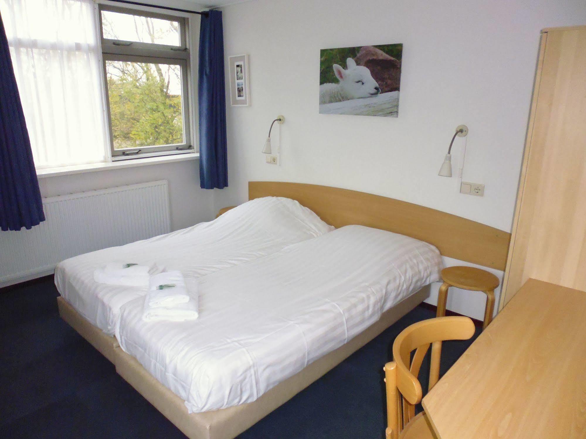 Het Eilandhotel De Cocksdorp  Exterior foto A room at the hotel
